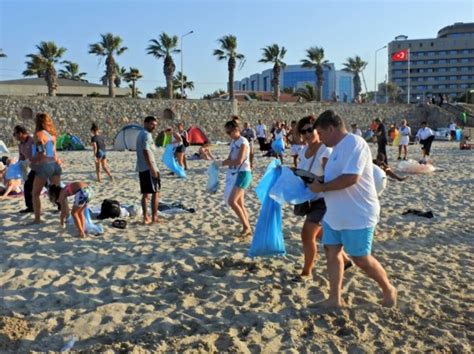 İ­z­m­i­r­l­i­l­e­r­ ­I­l­ı­c­a­ ­P­l­a­j­ı­­n­ı­ ­t­e­m­i­z­l­e­d­i­